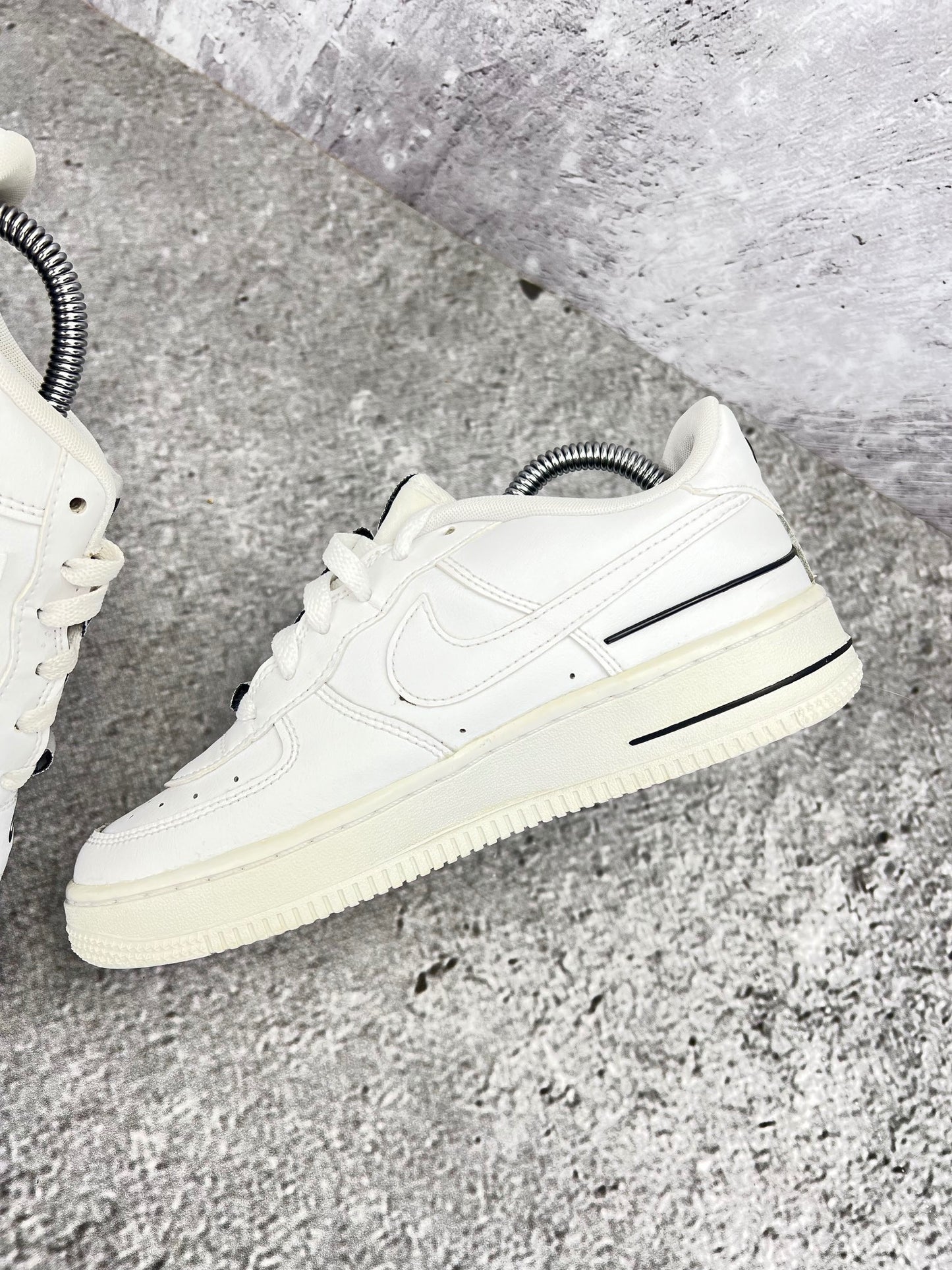 Nike Air Force 1 LV8 3 Multiple Logos - buty sportowe, wewnętrzny panel prawego buta