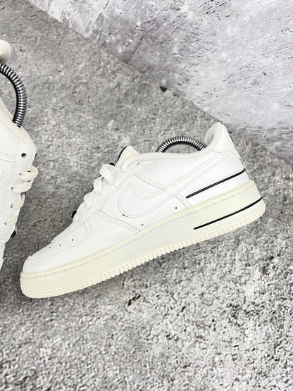 Nike Air Force 1 LV8 3 Multiple Logos - buty sportowe, wewnętrzny panel prawego buta