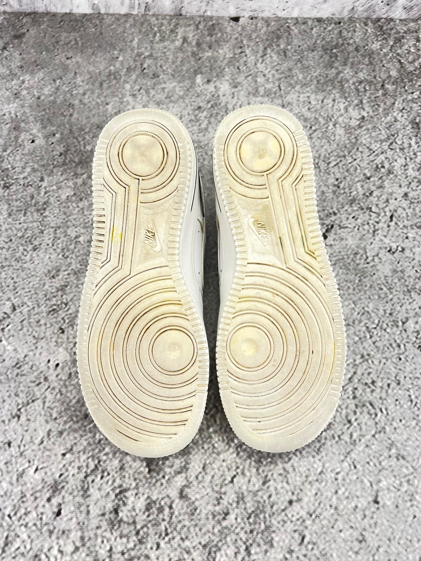 Nike Air Force 1 LV8 3 Multiple Logos - buty sportowe, podeszwa