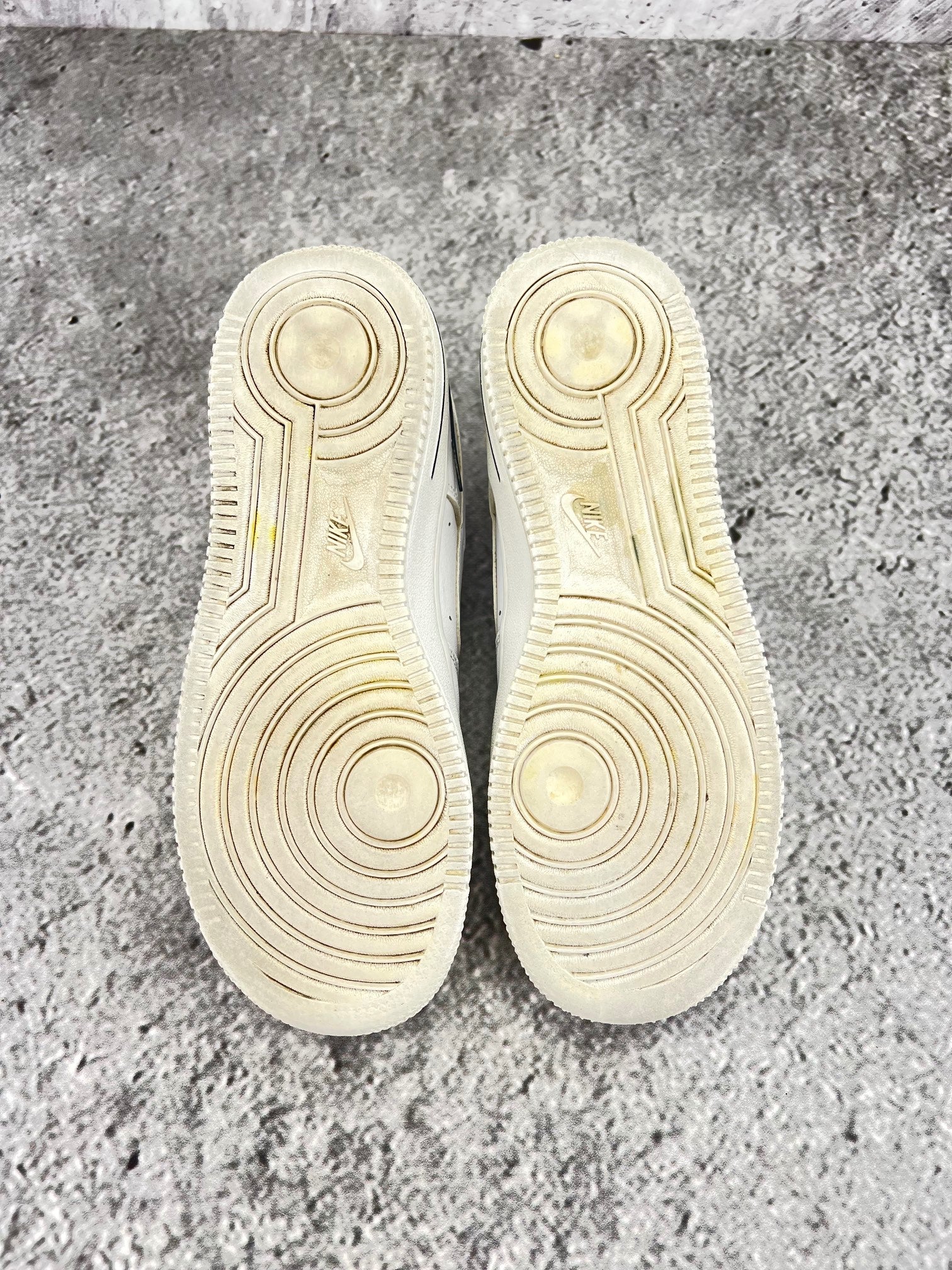Nike Air Force 1 LV8 3 Multiple Logos - buty sportowe, podeszwa