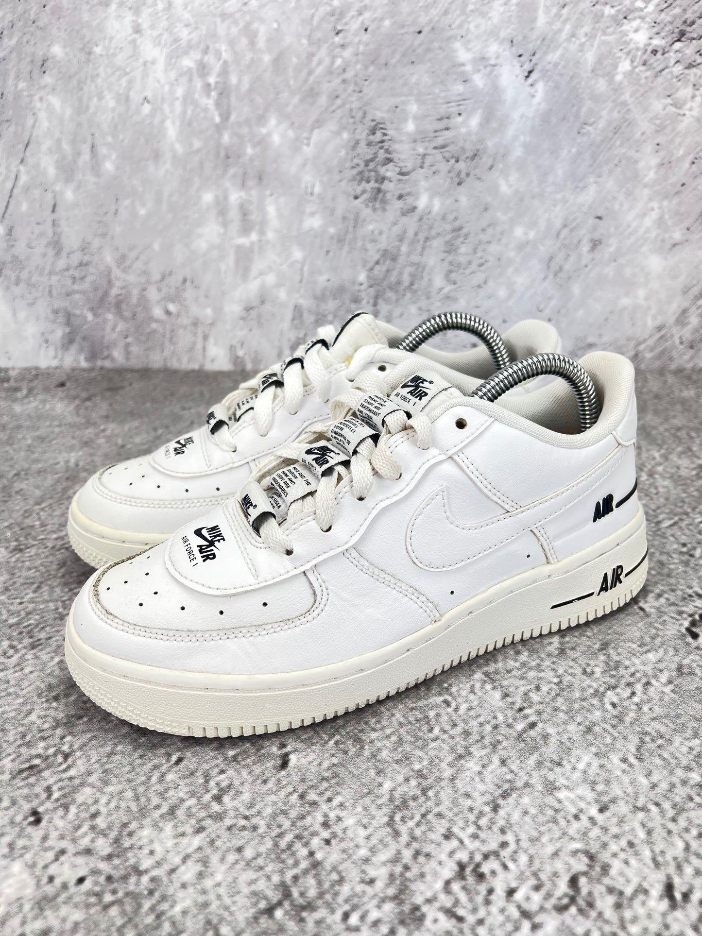 Nike Air Force 1 LV8 3 Multiple Logos - buty sportowe, widok z boku na tle studyjnym