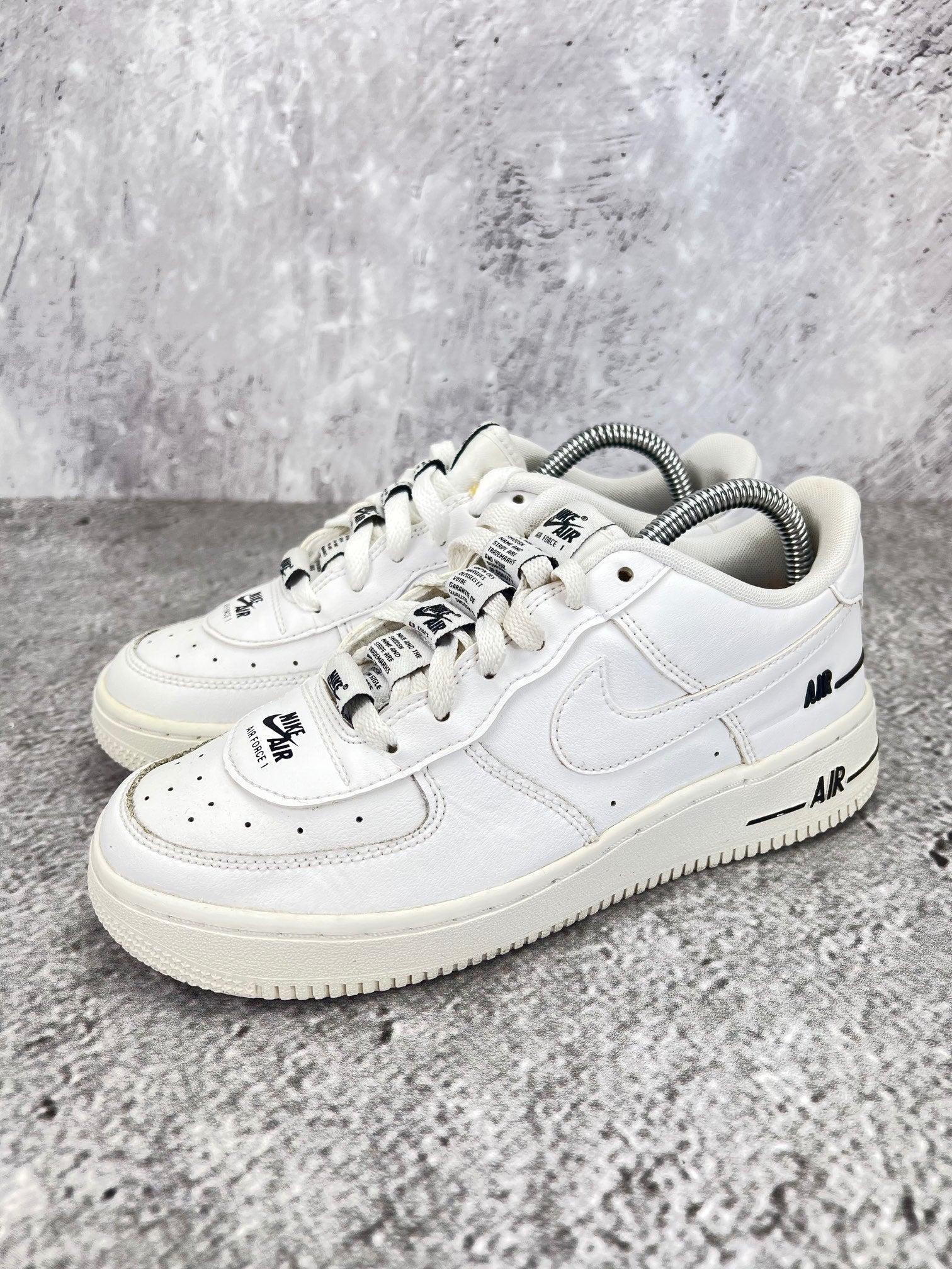 Nike Air Force 1 LV8 3 Multiple Logos - buty sportowe, widok z boku na tle studyjnym
