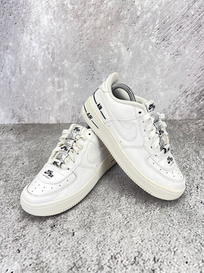 Nike Air Force 1 LV8 3 Multiple Logos - buty sportowe, para butów, widok z boku na tle studyjnym