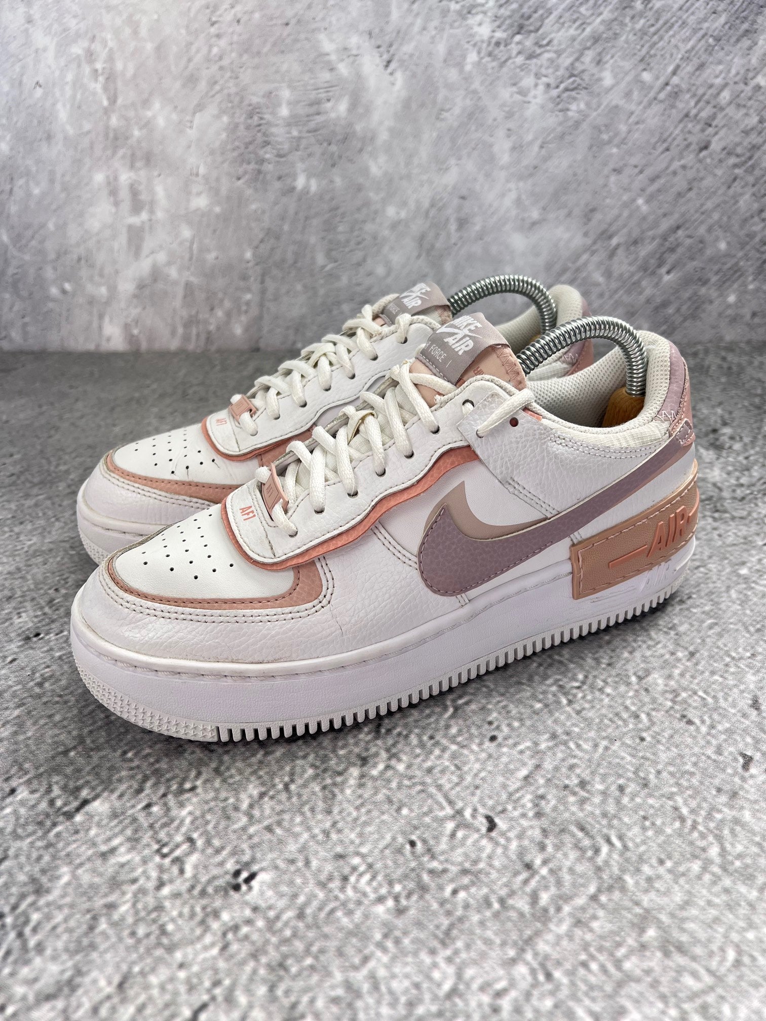 Nike Air Force 1 Shadow Amethyst Ash - buty sportowe, widok z boku na tle studyjnym