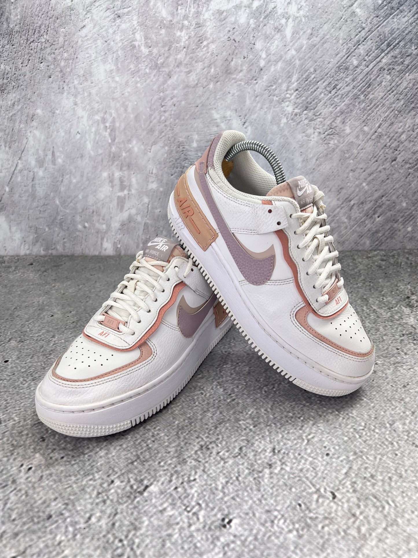Nike Air Force 1 Shadow Amethyst Ash - buty sportowe, para butów, widok z boku na tle studyjnym