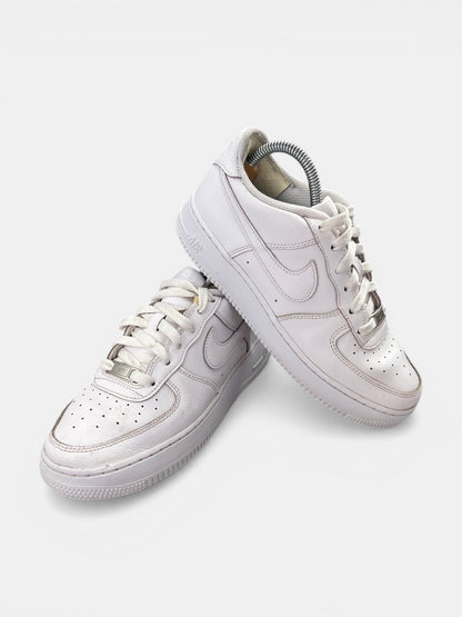 Nike Air Force 1 Low Triple White - buty sportowe, boczny profil