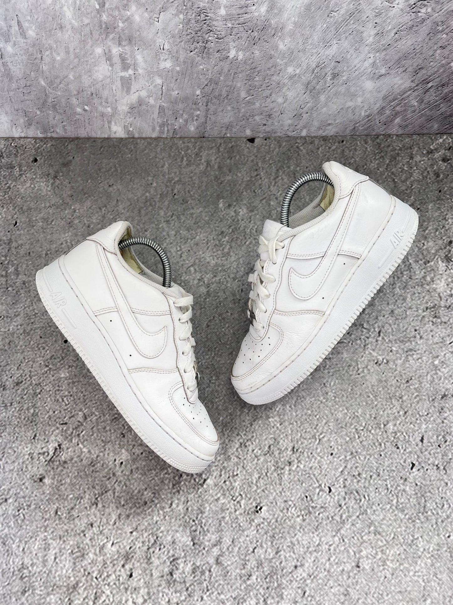 Nike Air Force 1 Low Triple White - buty sportowe, widok z góry na zewnętrzną stronę butów