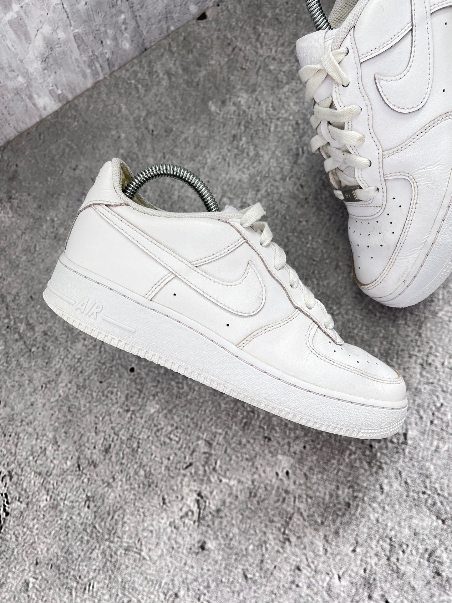 Nike Air Force 1 Low Triple White - buty sportowe, zewnętrzny panel prawego buta