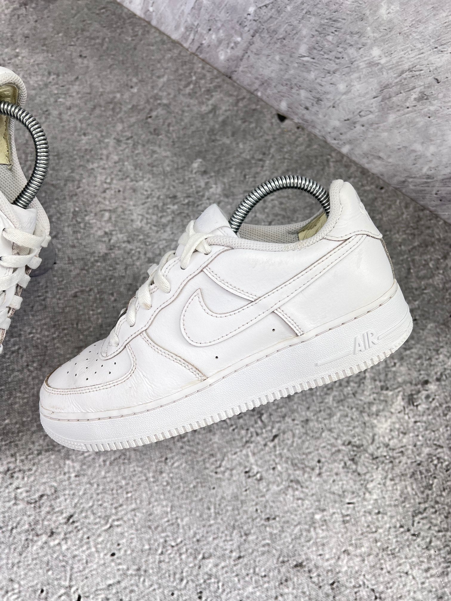 Nike Air Force 1 Low Triple White - buty sportowe, zewnętrzny panel lewego buta