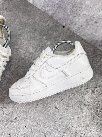 Nike Air Force 1 Low Triple White - buty sportowe, zewnętrzny panel lewego buta
