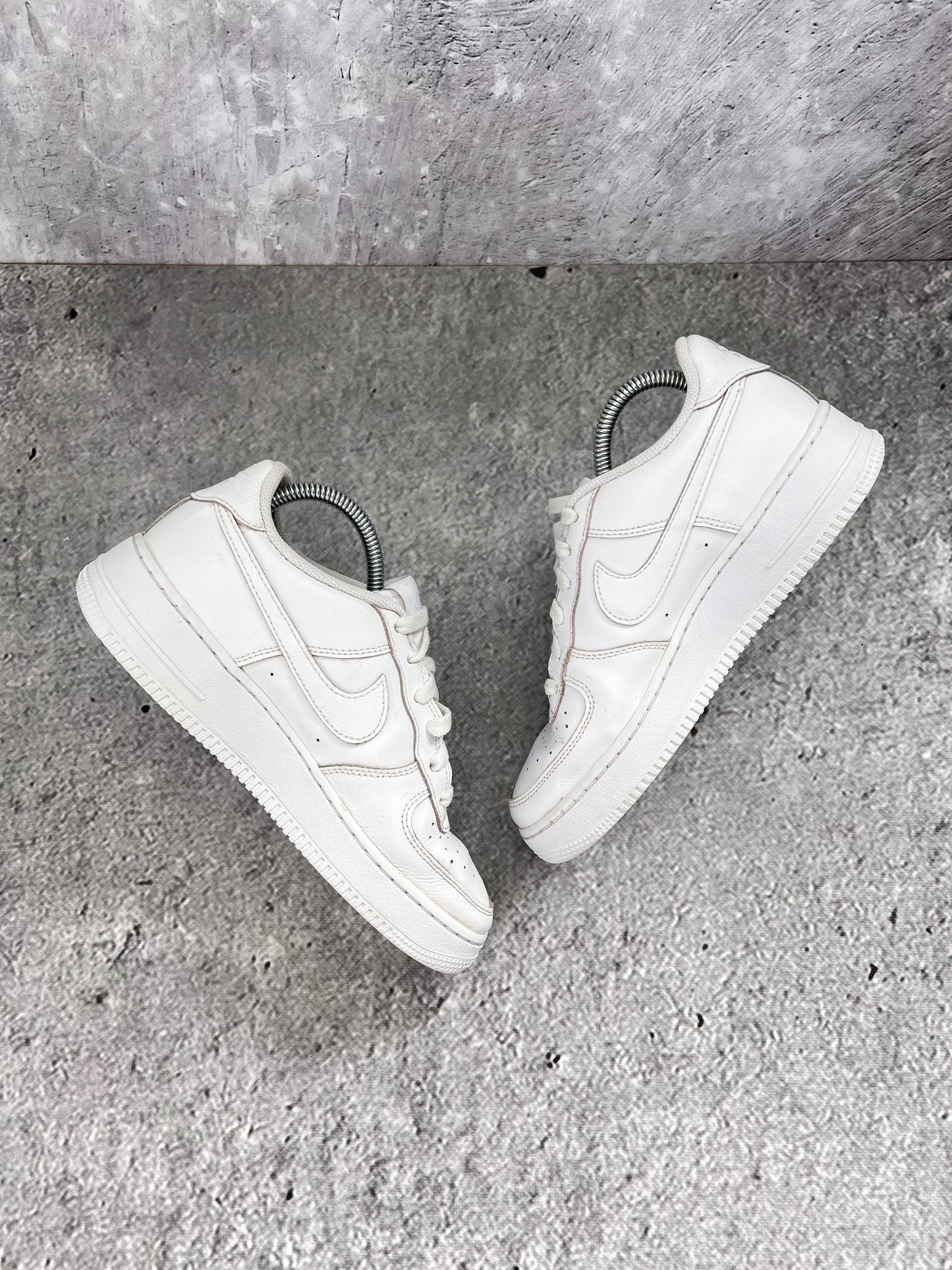 Nike Air Force 1 Low Triple White - buty sportowe, widok z góry na wewnętrzną stronę butów