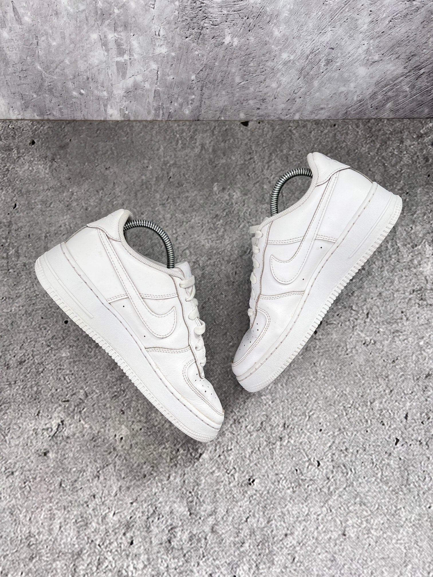 Nike Air Force 1 Low Triple White - buty sportowe, widok z góry na wewnętrzną stronę butów