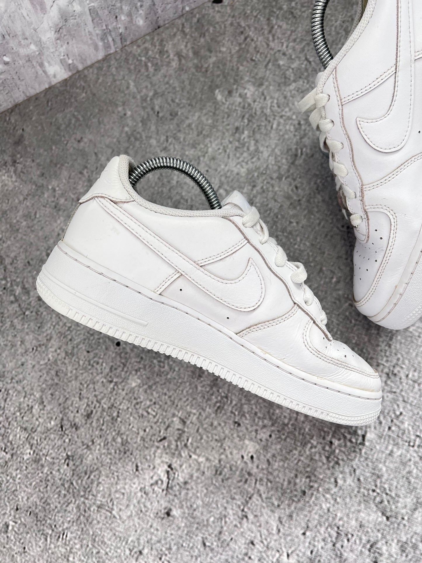 Nike Air Force 1 Low Triple White - buty sportowe, wewnętrzny panel lewego buta