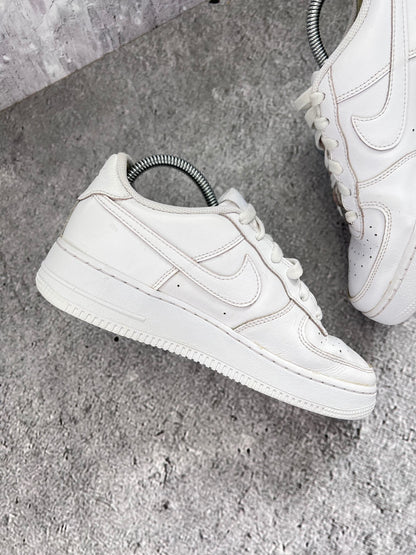 Nike Air Force 1 Low Triple White - buty sportowe, wewnętrzny panel lewego buta