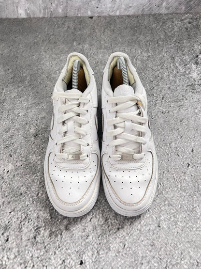 Nike Air Force 1 Low Triple White - buty sportowe, wewnętrzny panel prawego buta