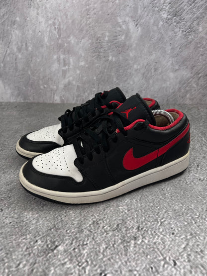 Jordan Air Jordan 1 Low White Toe - buty sportowe, widok z boku na tle studyjnym