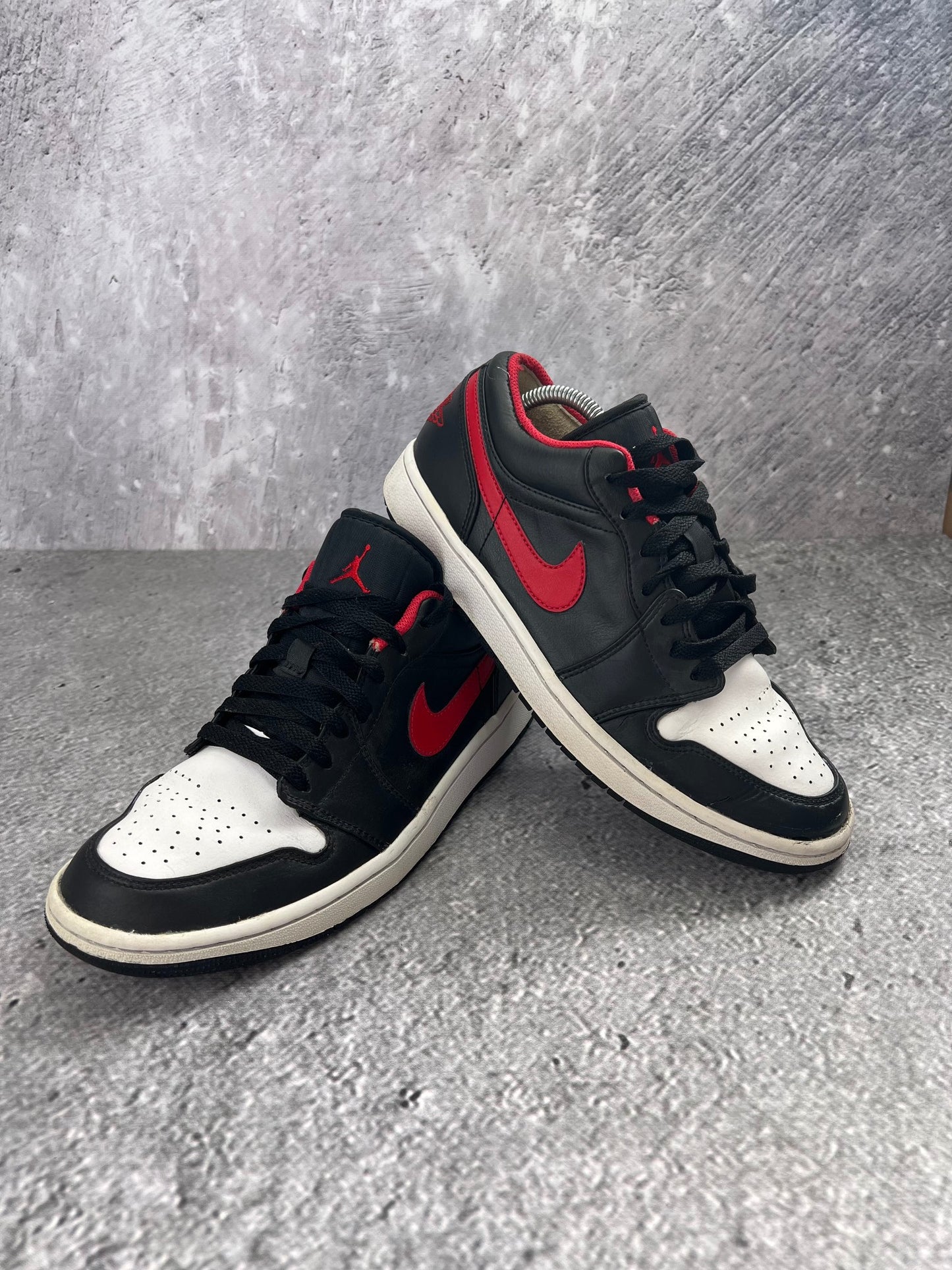 Jordan Air Jordan 1 Low White Toe - buty sportowe, para butów, widok z boku na tle studyjnym