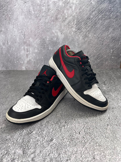 Jordan Air Jordan 1 Low White Toe - buty sportowe, para butów, widok z boku na tle studyjnym