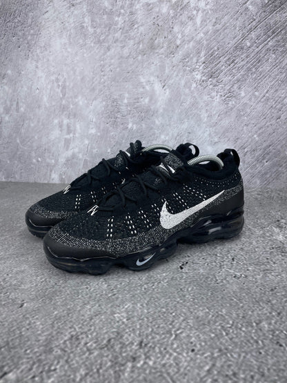 Nike Air VaporMax 2023 Flyknit Oreo - buty sportowe, widok z boku na tle studyjnym