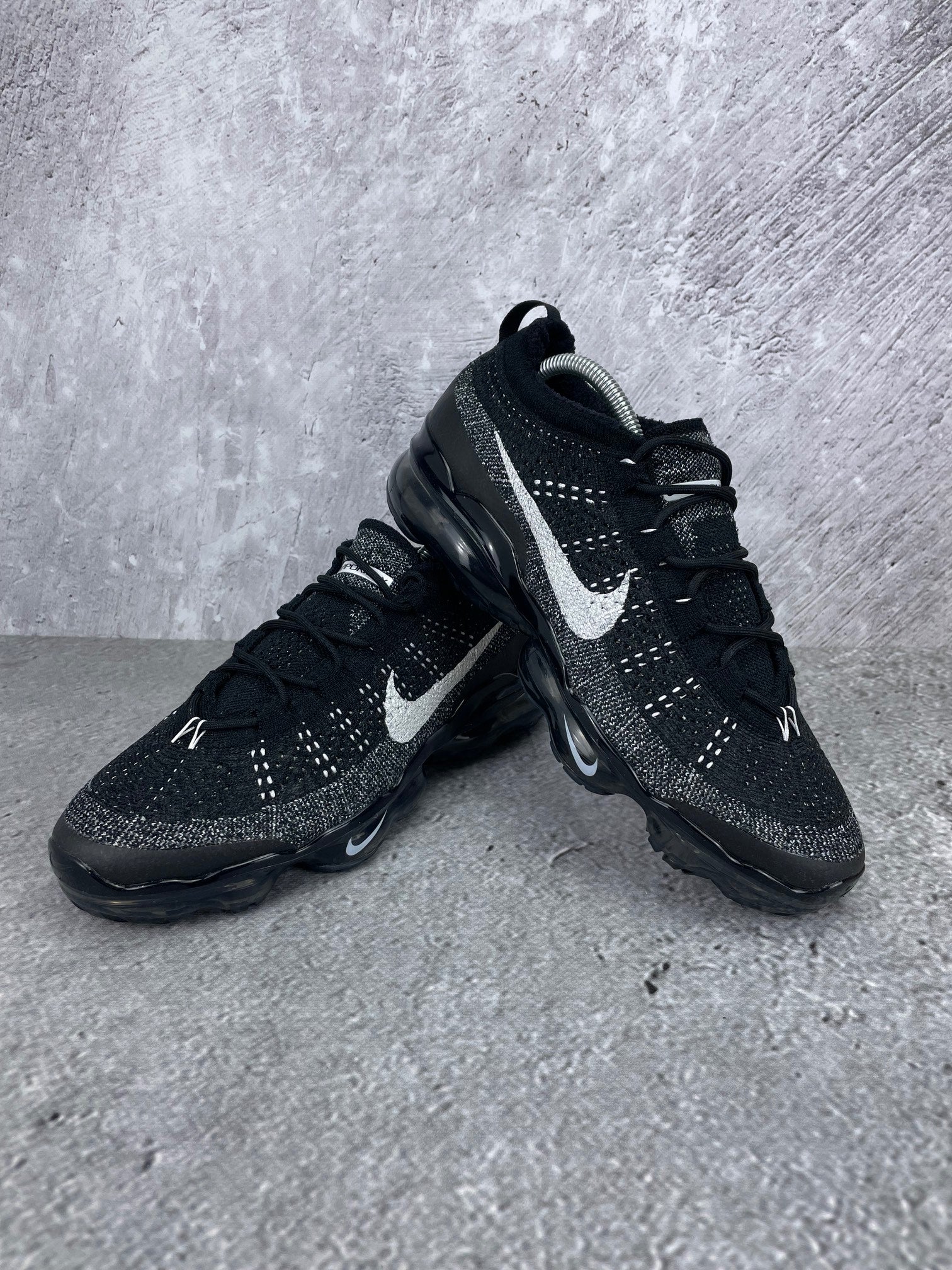 Nike Air VaporMax 2023 Flyknit Oreo - buty sportowe, para butów, widok z boku na tle studyjnym