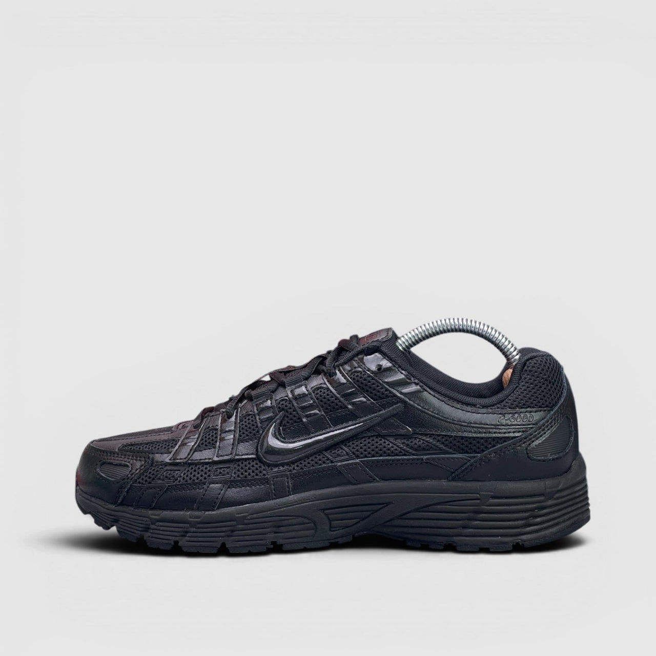Nike P-6000 Black — buty sportowe męskie w bardzo dobrym stanie rozmiar 42.5, boczny profil, lewa strona