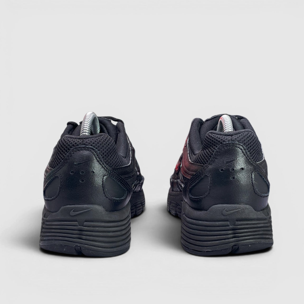 Nike P-6000 Black — buty sportowe męskie w bardzo dobrym stanie rozmiar 42.5, widok z tyłu