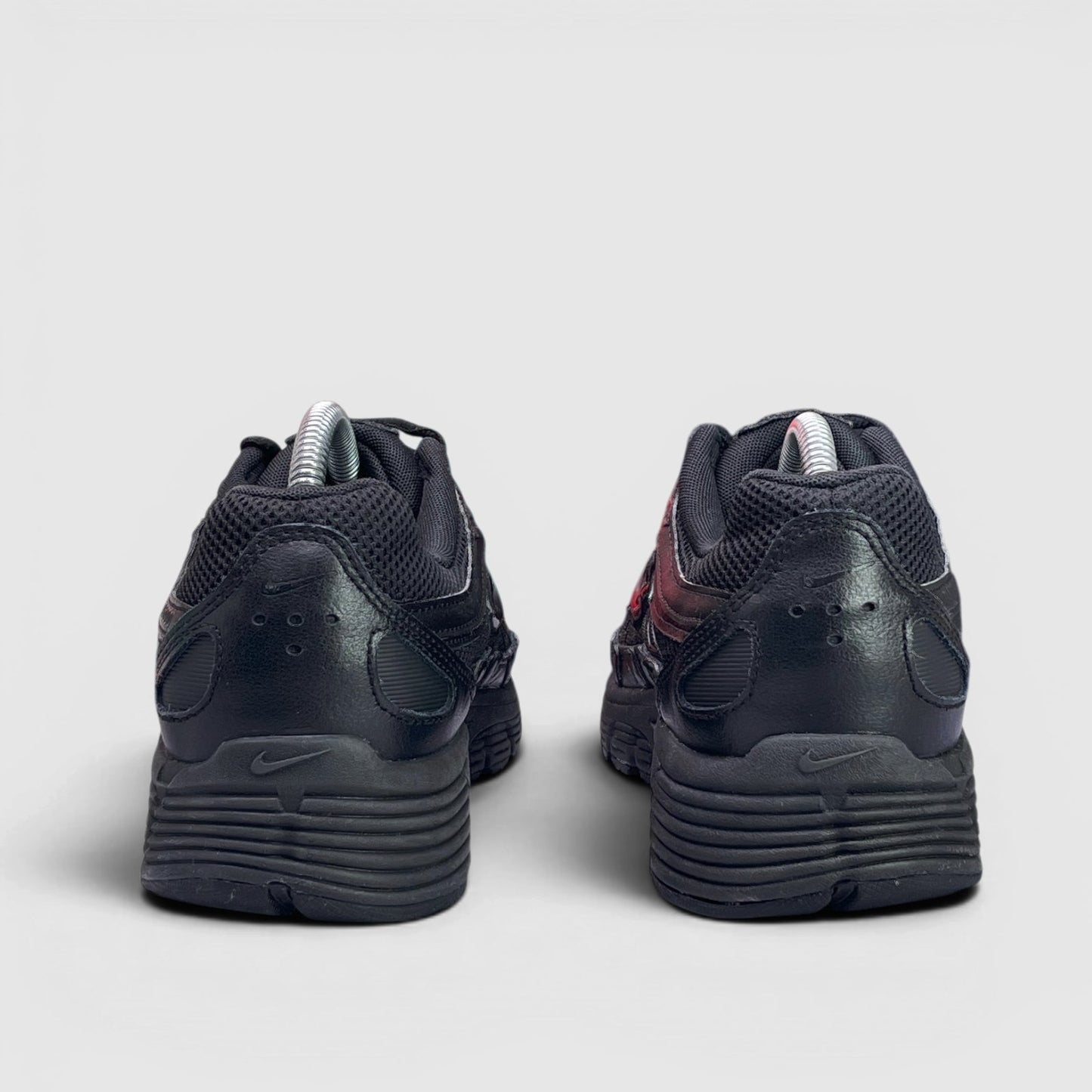 Nike P-6000 Black — buty sportowe męskie w bardzo dobrym stanie rozmiar 42.5, widok z tyłu
