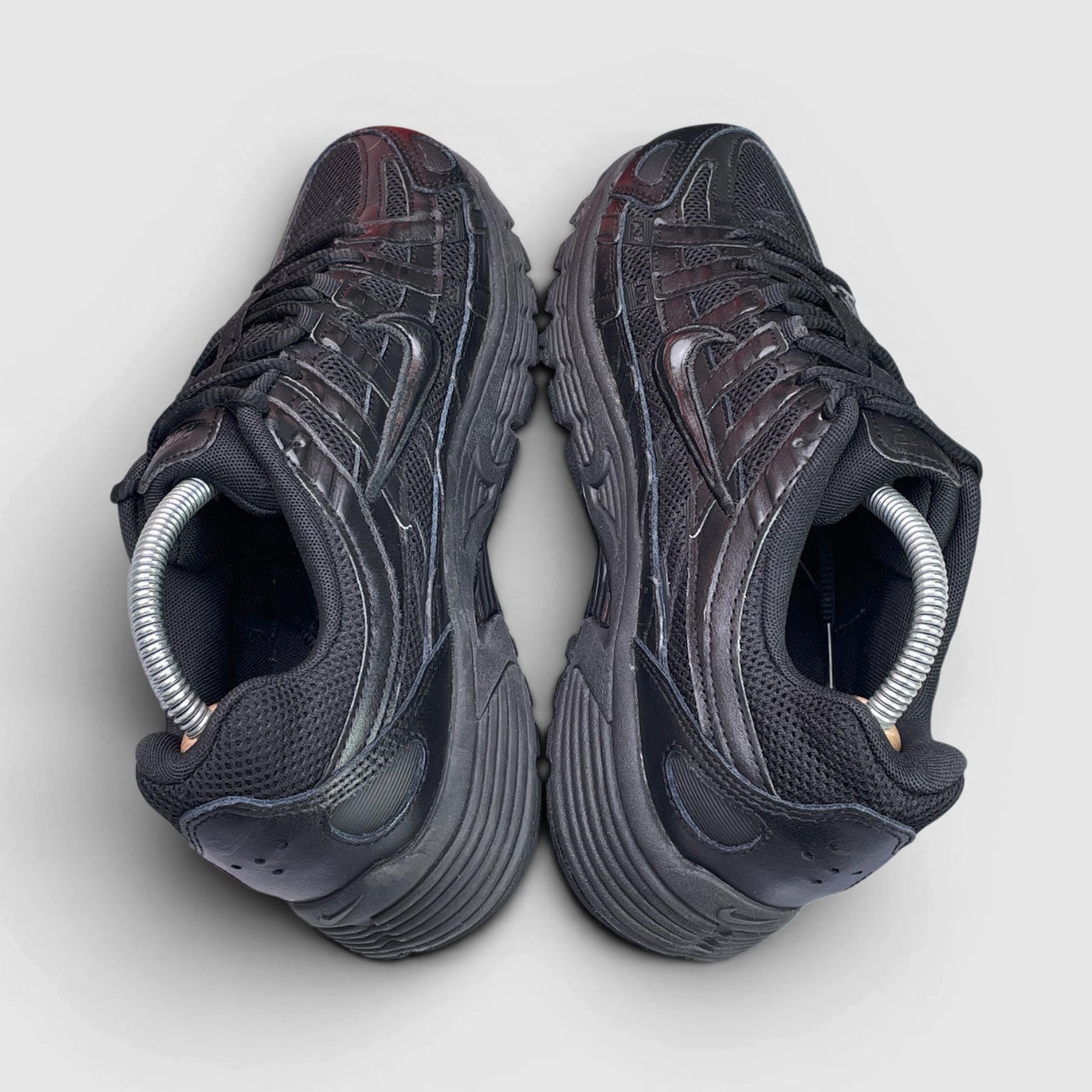 Nike P-6000 Black — buty sportowe męskie w bardzo dobrym stanie rozmiar 42.5, widok z góry