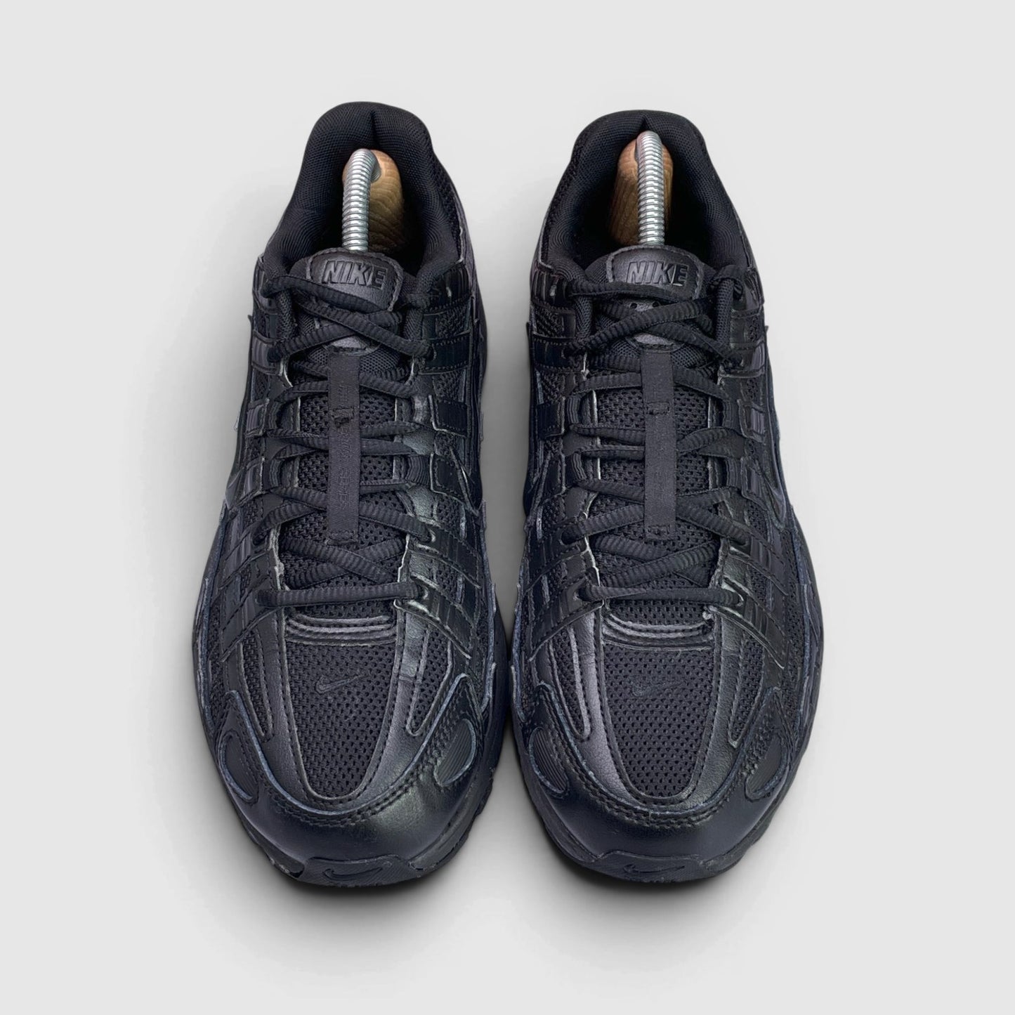 Nike P-6000 Black — buty sportowe męskie w bardzo dobrym stanie rozmiar 42.5, widok z przodu