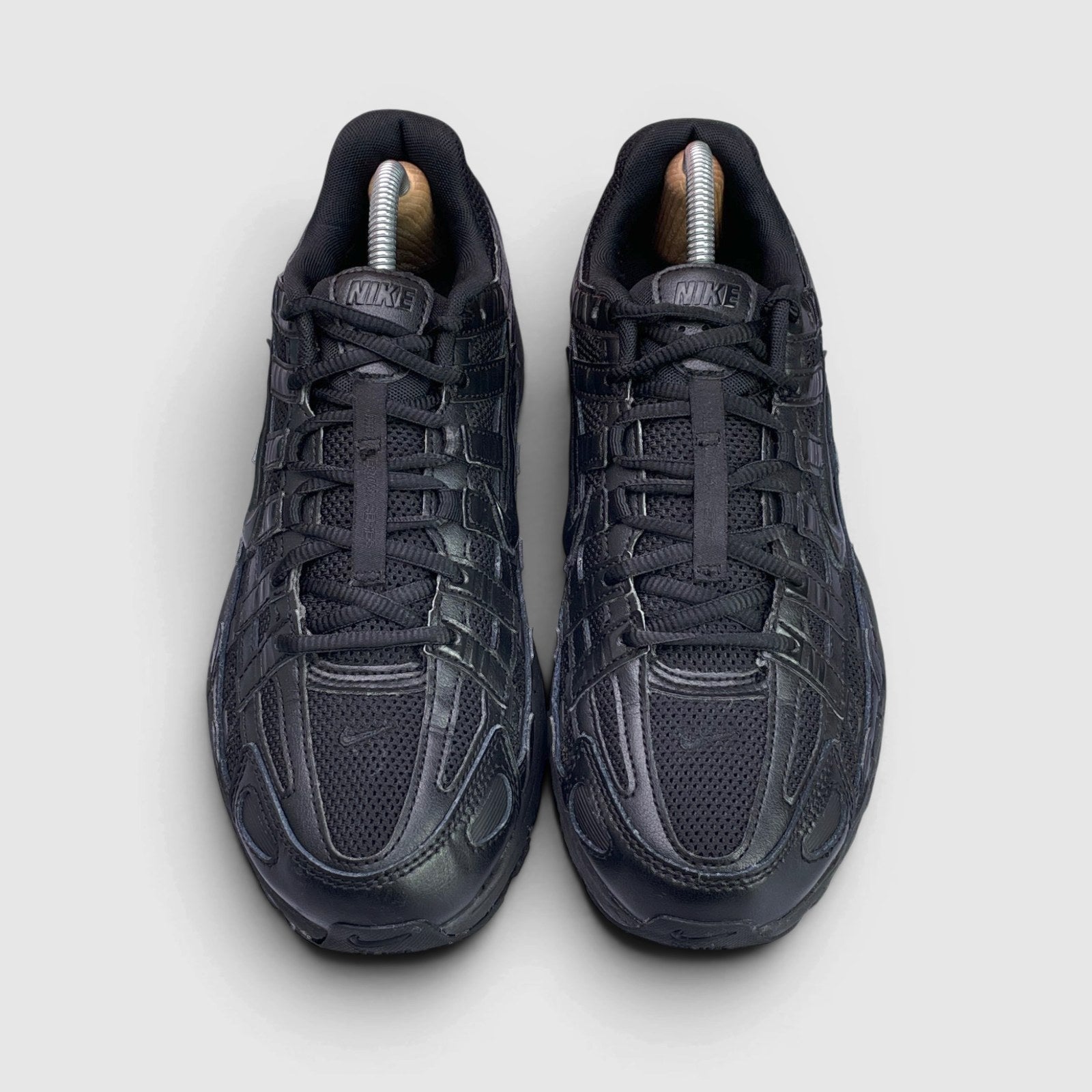 Nike P-6000 Black — buty sportowe męskie w bardzo dobrym stanie rozmiar 42.5, widok z przodu