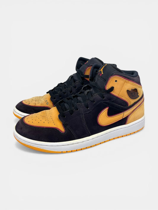 Jordan Air Jordan 1 Mid SE Vivid Orange - buty sportowe, widok z boku