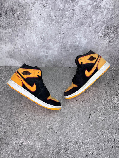 Jordan Air Jordan 1 Mid SE Vivid Orange - buty sportowe, widok z góry na zewnętrzną stronę butów