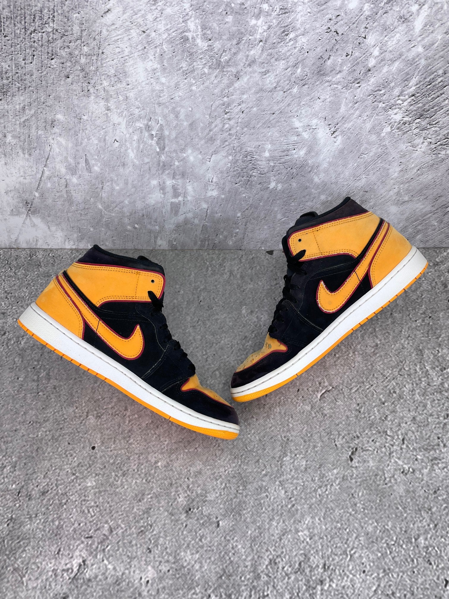 Jordan Air Jordan 1 Mid SE Vivid Orange - buty sportowe, zewnętrzny panel prawego buta