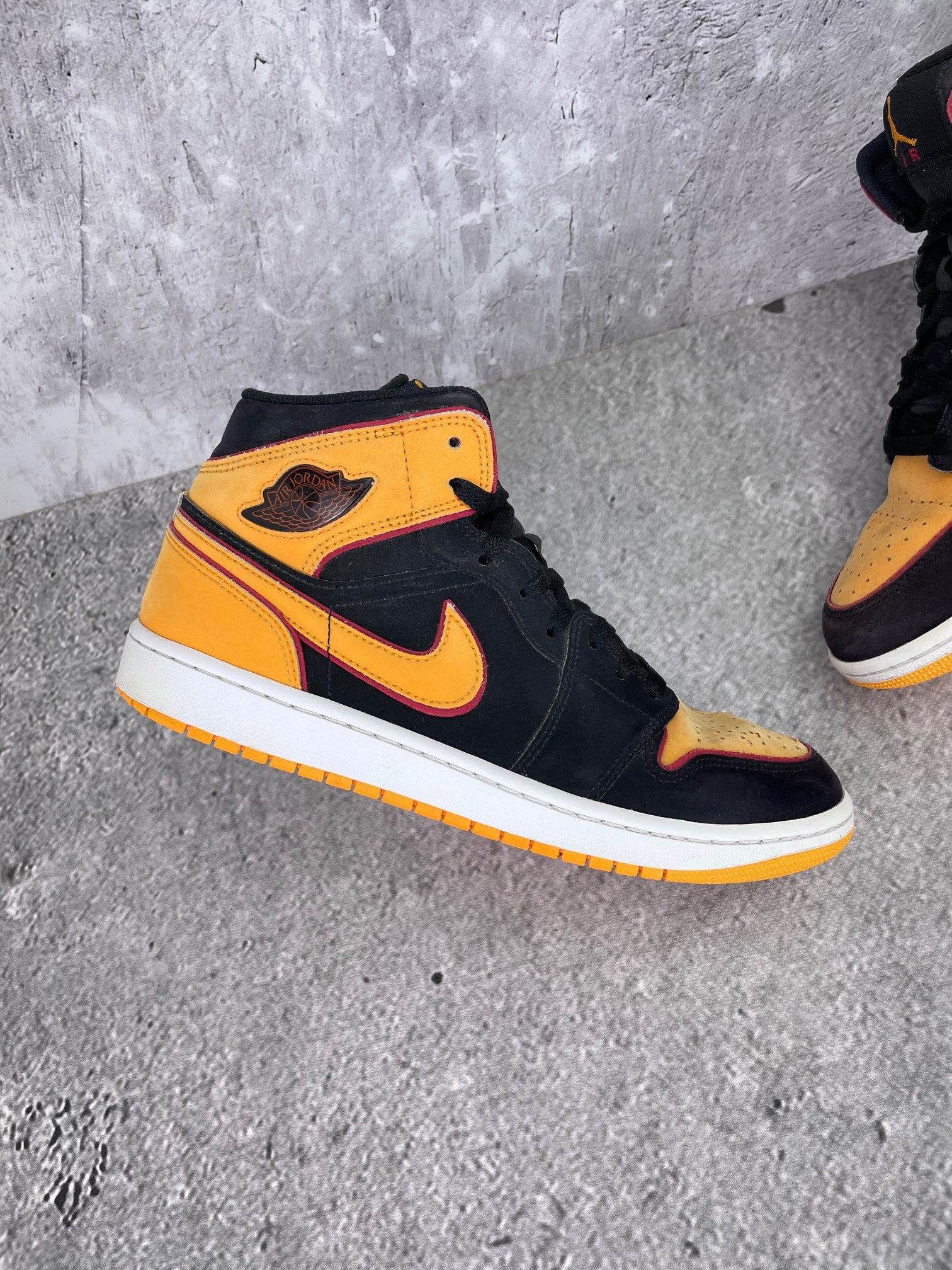 Jordan Air Jordan 1 Mid SE Vivid Orange - buty sportowe, zewnętrzny panel lewego buta