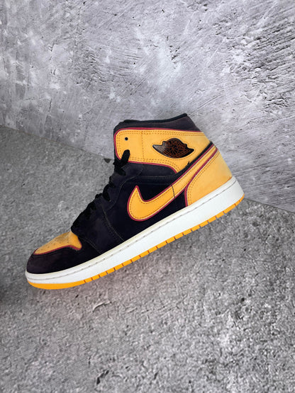 Jordan Air Jordan 1 Mid SE Vivid Orange - buty sportowe, widok z góry na wewnętrzną stronę butów