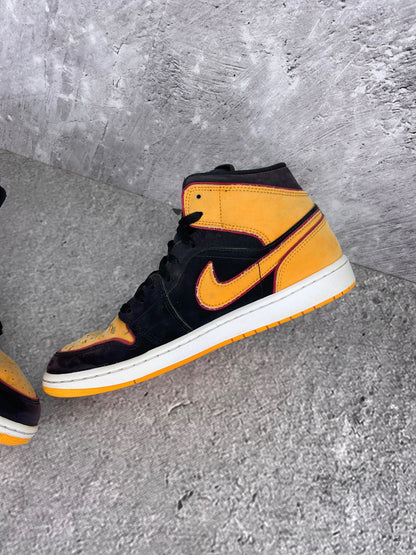 Jordan Air Jordan 1 Mid SE Vivid Orange - buty sportowe, wewnętrzny panel prawego buta