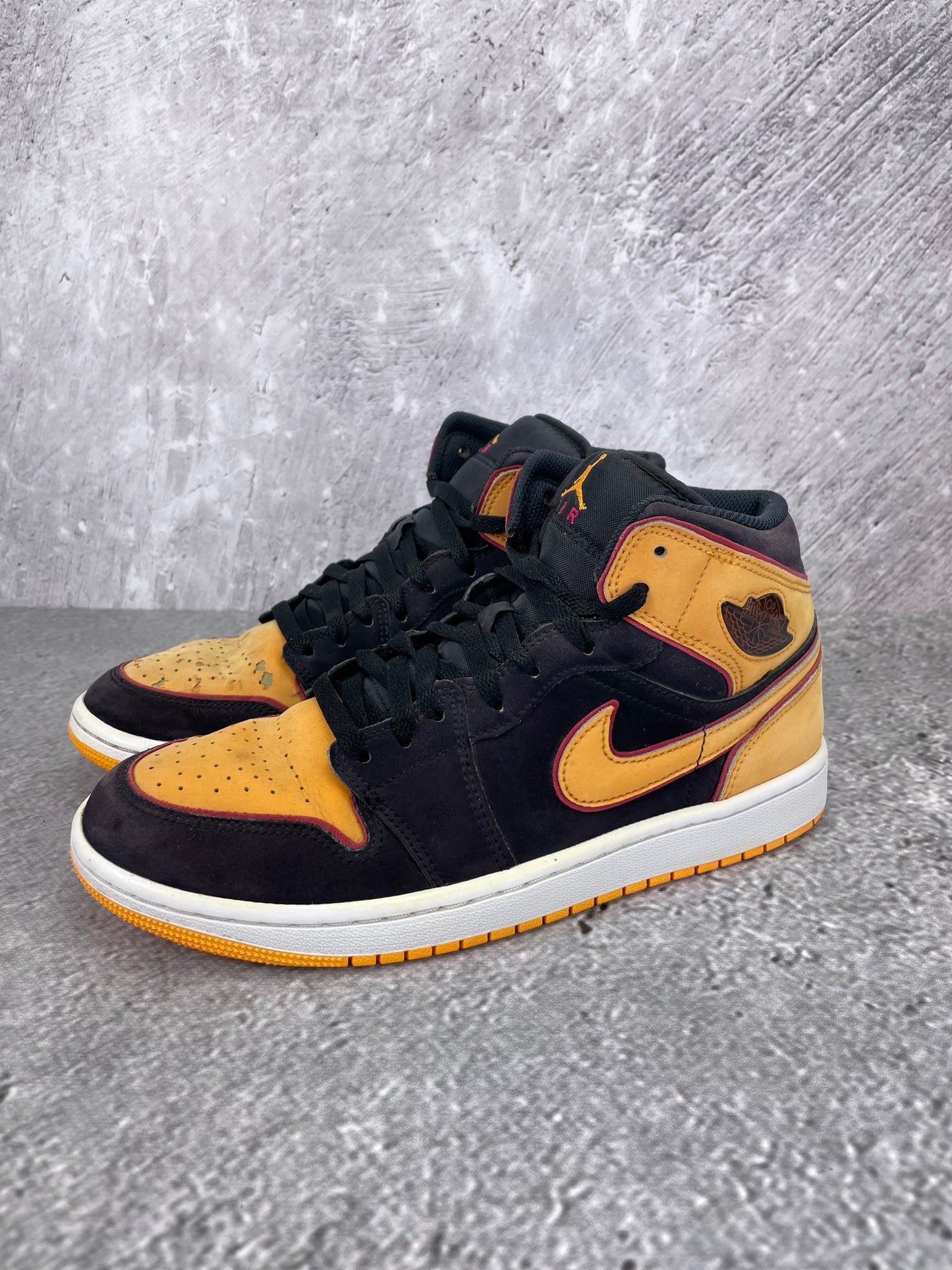 Jordan Air Jordan 1 Mid SE Vivid Orange - buty sportowe, widok z boku na tle studyjnym