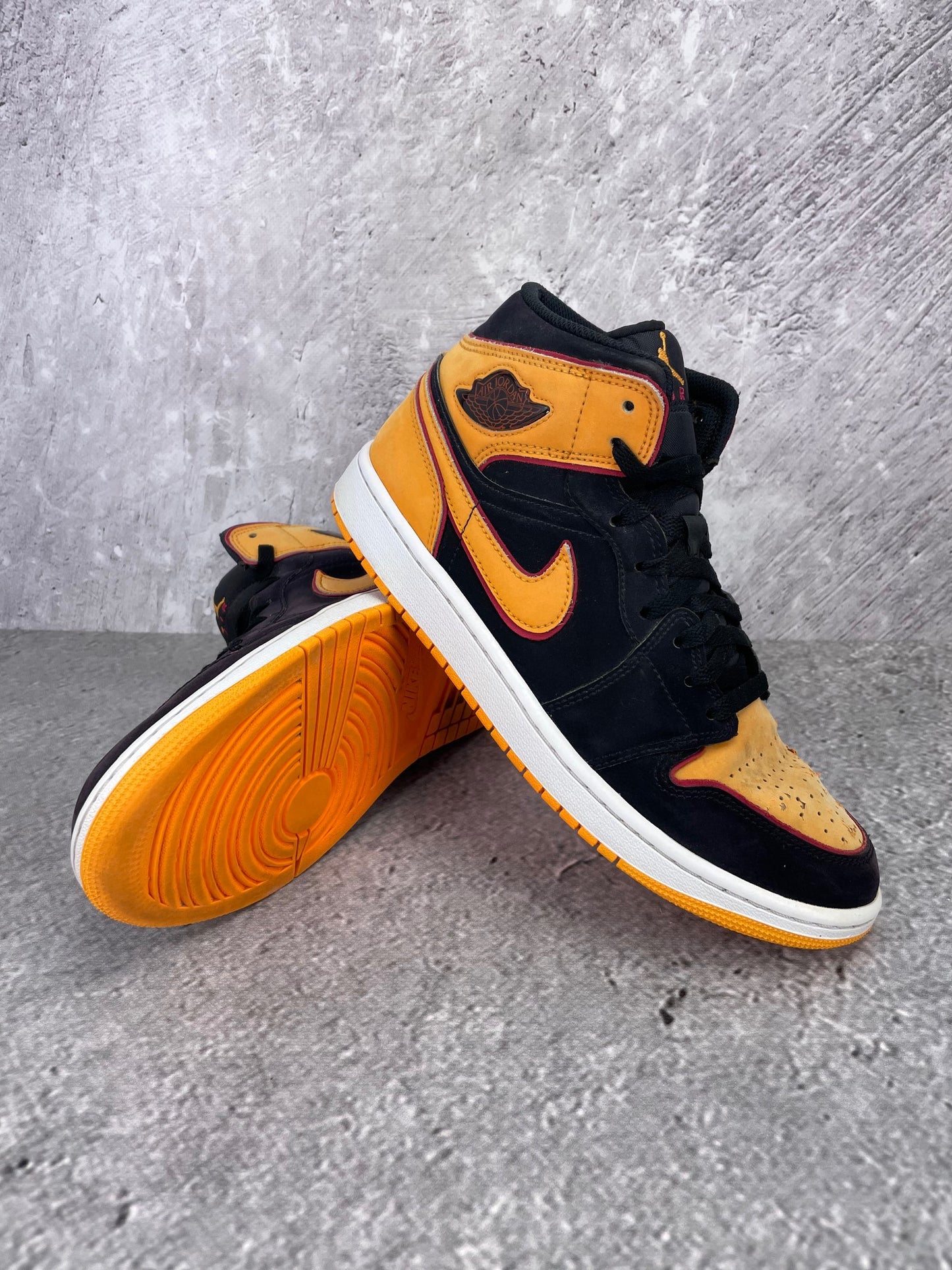 Jordan Air Jordan 1 Mid SE Vivid Orange - buty sportowe, para butów, widok z boku na tle studyjnym