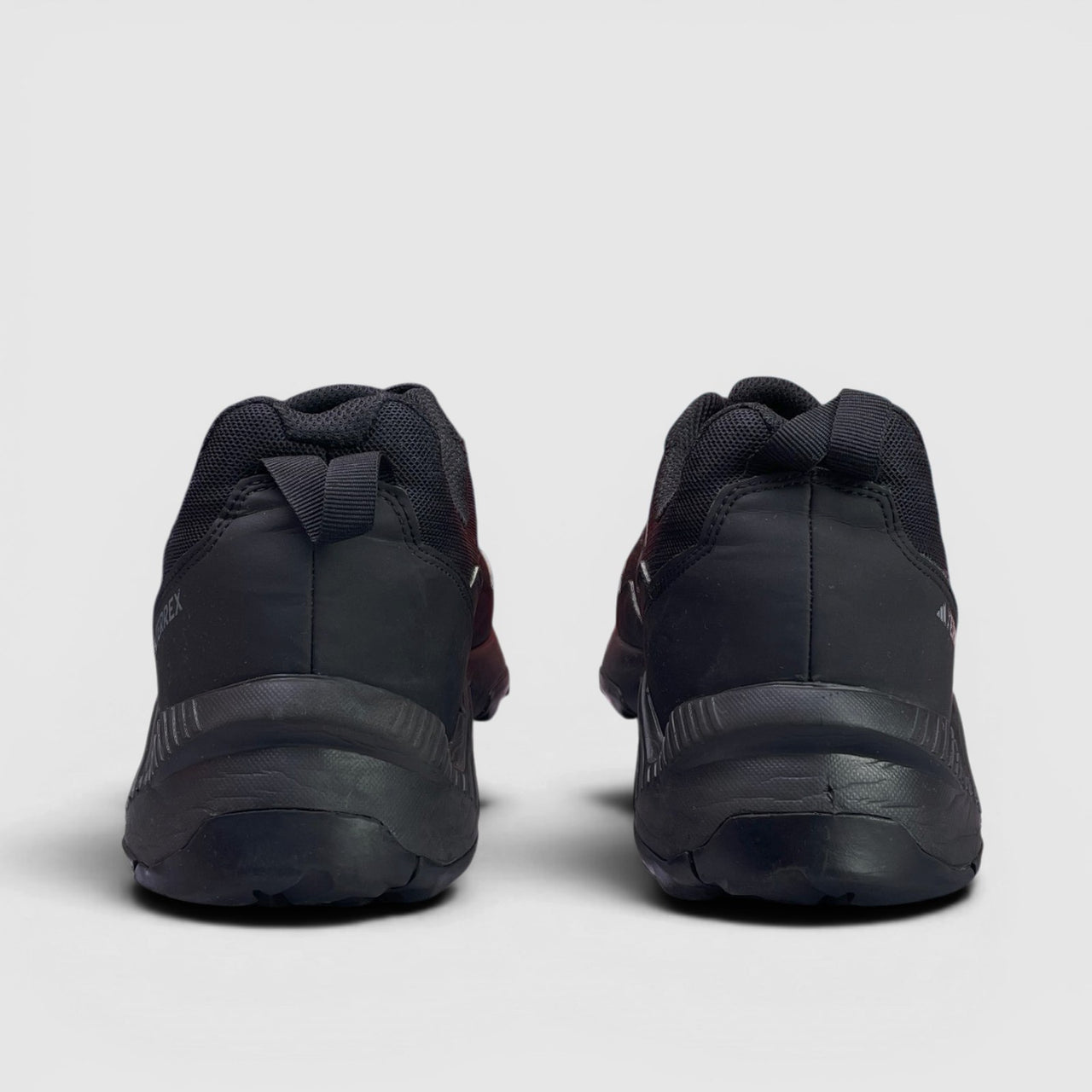 Adidas Terrex Swift Solo 2 — buty sportowe męskie w bardzo dobrym stanie rozmiar 44 2/3, widok z tyłu