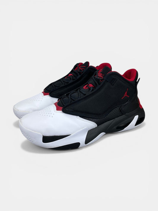 Jordan Max Aura 4 Black Gym Red - buty sportowe, widok z boku