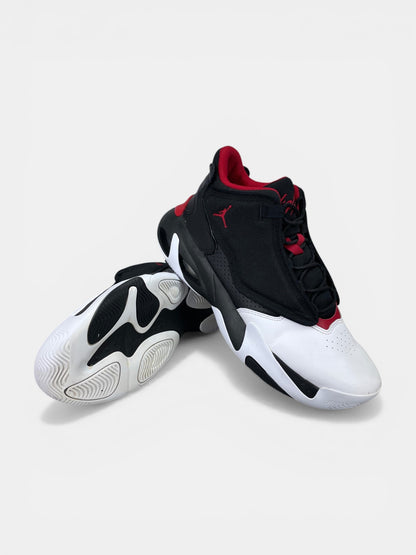 Jordan Max Aura 4 Black Gym Red - buty sportowe, boczny profil