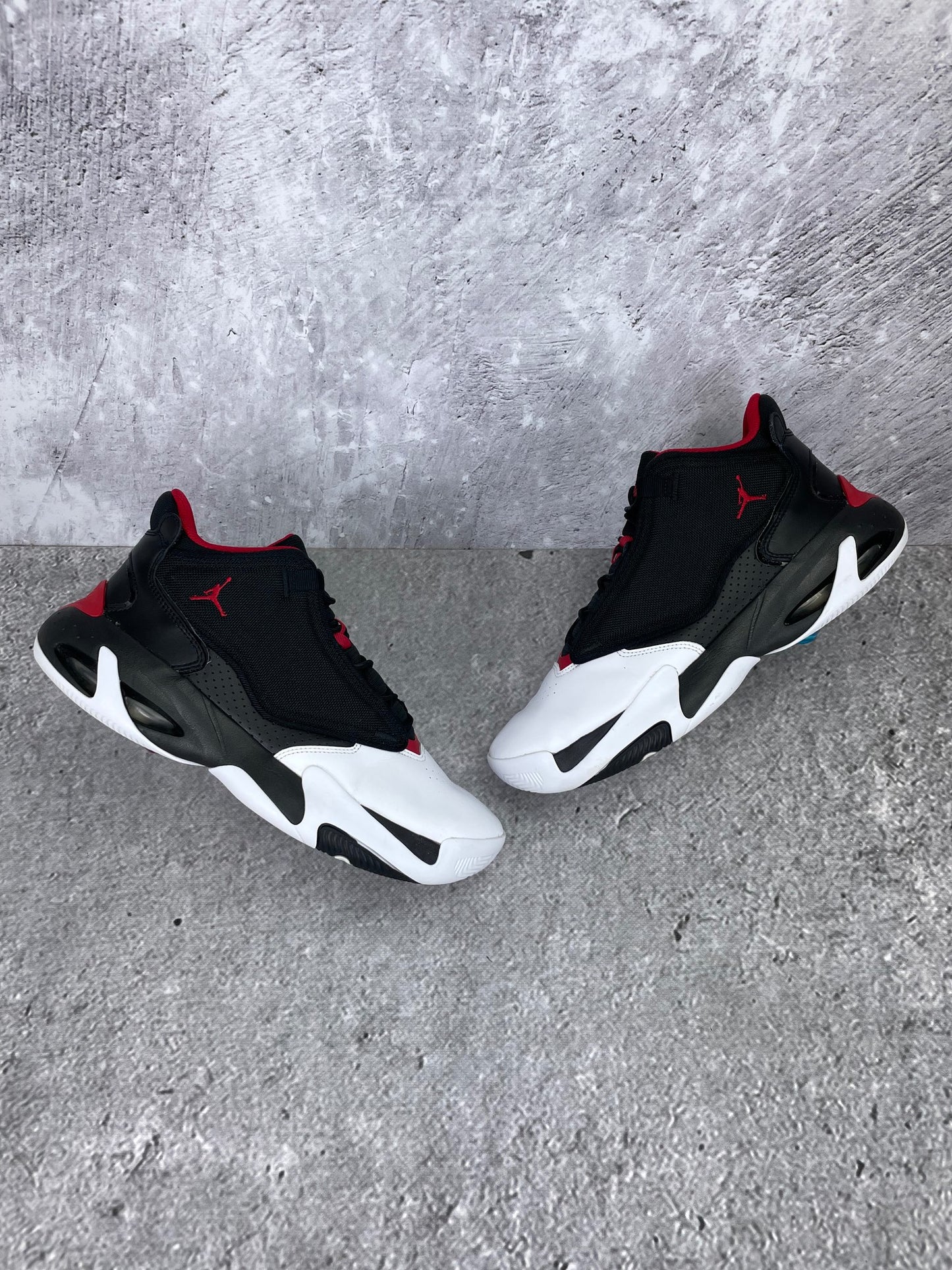 Jordan Max Aura 4 Black Gym Red - buty sportowe, widok z góry na zewnętrzną stronę butów
