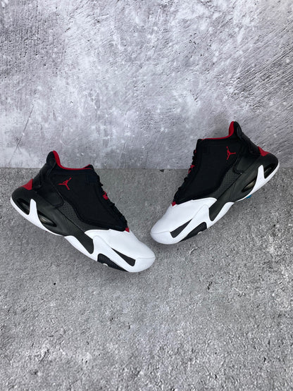 Jordan Max Aura 4 Black Gym Red - buty sportowe, widok z góry na zewnętrzną stronę butów