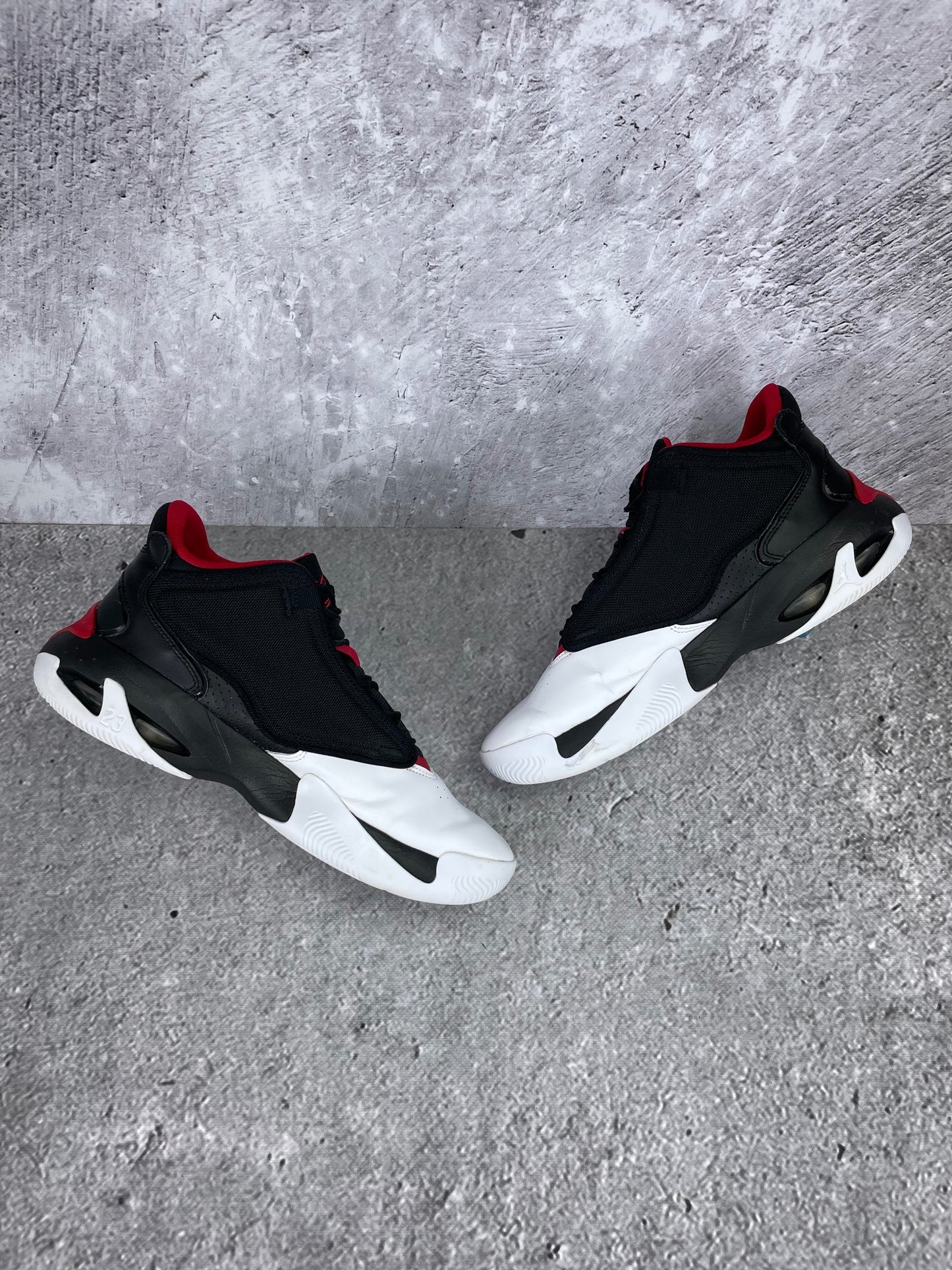 Jordan Max Aura 4 Black Gym Red - buty sportowe, zewnętrzny panel prawego buta