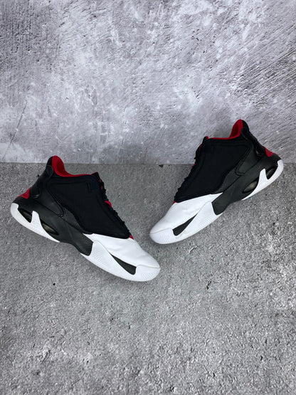 Jordan Max Aura 4 Black Gym Red - buty sportowe, zewnętrzny panel prawego buta