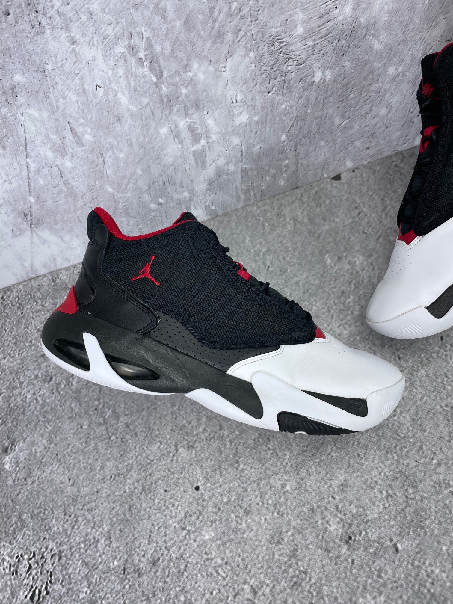 Jordan Max Aura 4 Black Gym Red - buty sportowe, zewnętrzny panel lewego buta