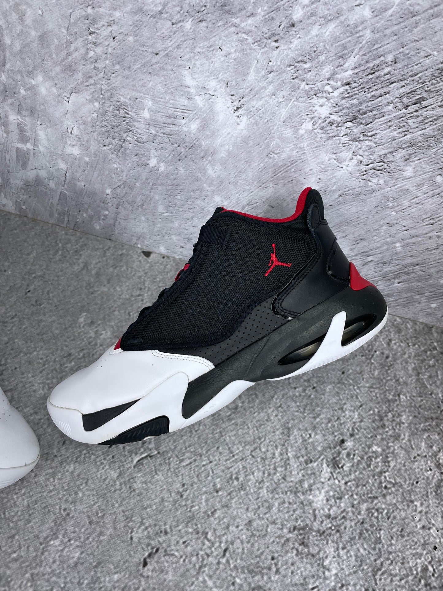 Jordan Max Aura 4 Black Gym Red - buty sportowe, widok z góry na wewnętrzną stronę butów