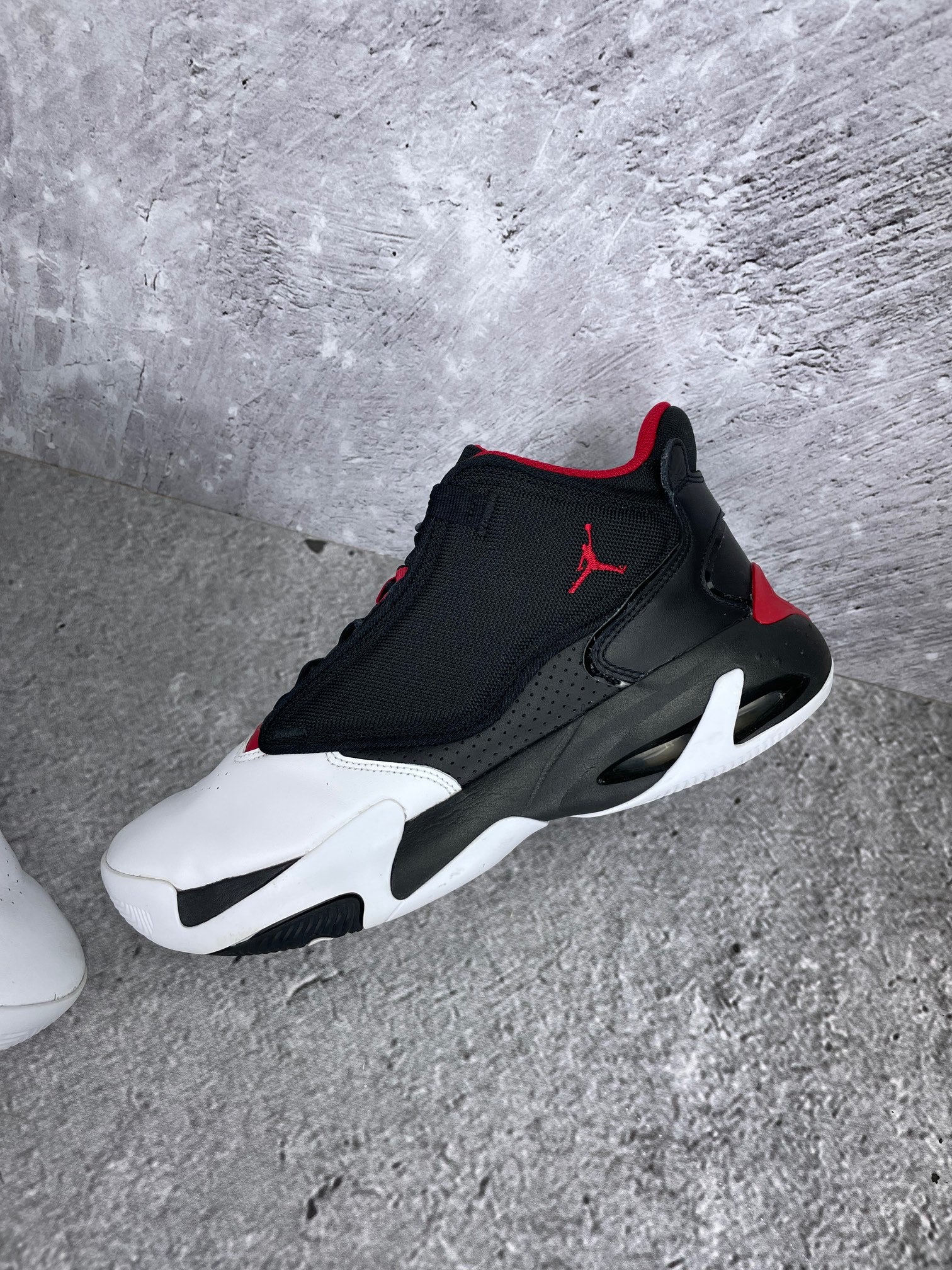 Jordan Max Aura 4 Black Gym Red - buty sportowe, widok z góry na wewnętrzną stronę butów
