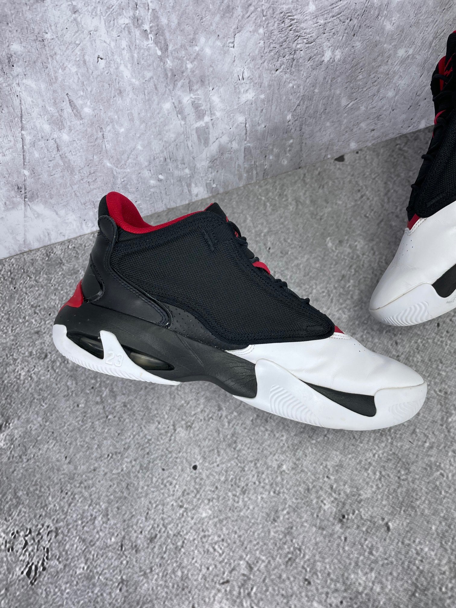 Jordan Max Aura 4 Black Gym Red - buty sportowe, wewnętrzny panel lewego buta
