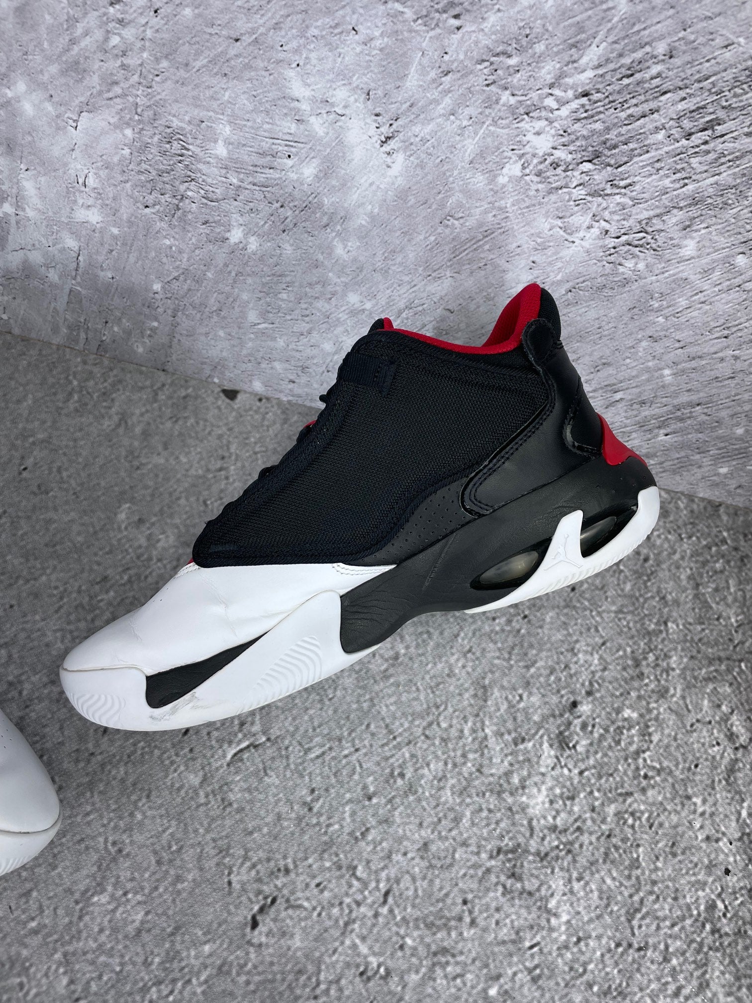 Jordan Max Aura 4 Black Gym Red - buty sportowe, wewnętrzny panel prawego buta